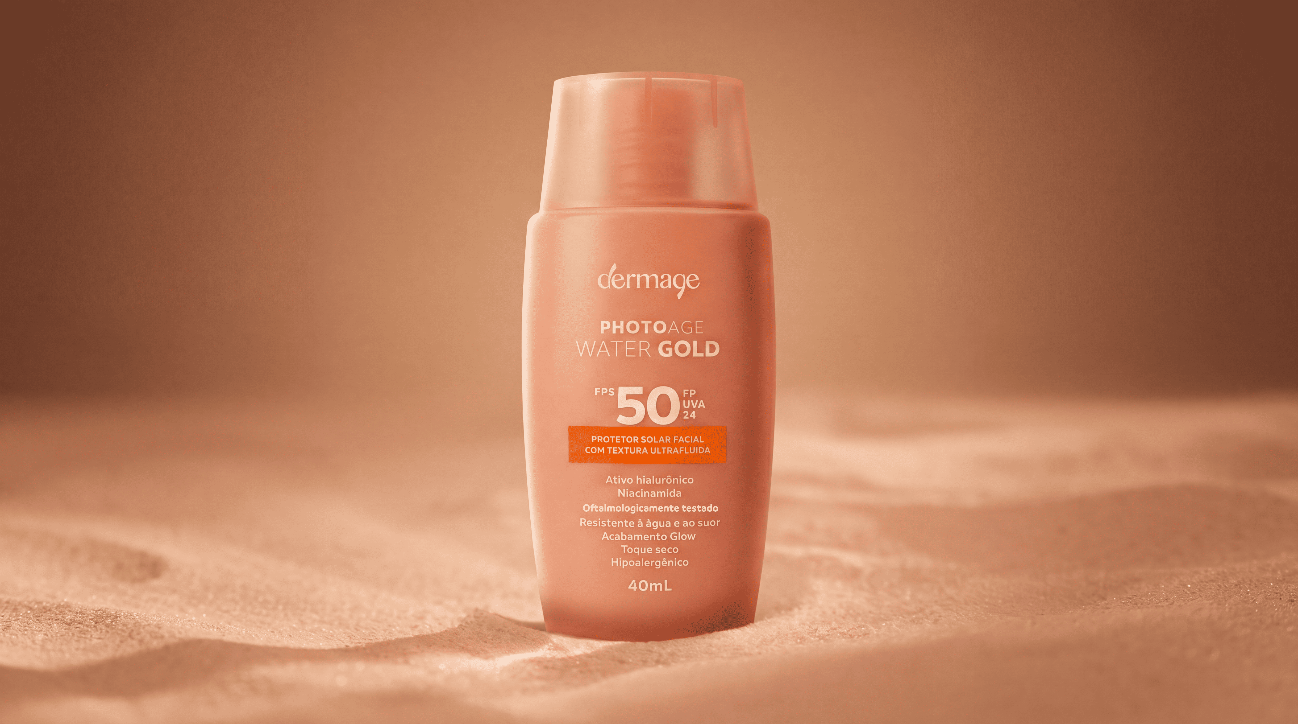 Photoage Water Gold FPS 50 sobre areia iluminada pelo sol